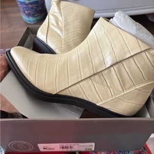 Franco Sarto Beige Croc-Embossed Ankle Booties W9 New in box